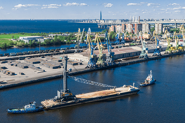Передислокация мобильного портового крана в акватории Морского порта Санкт-Петербурга